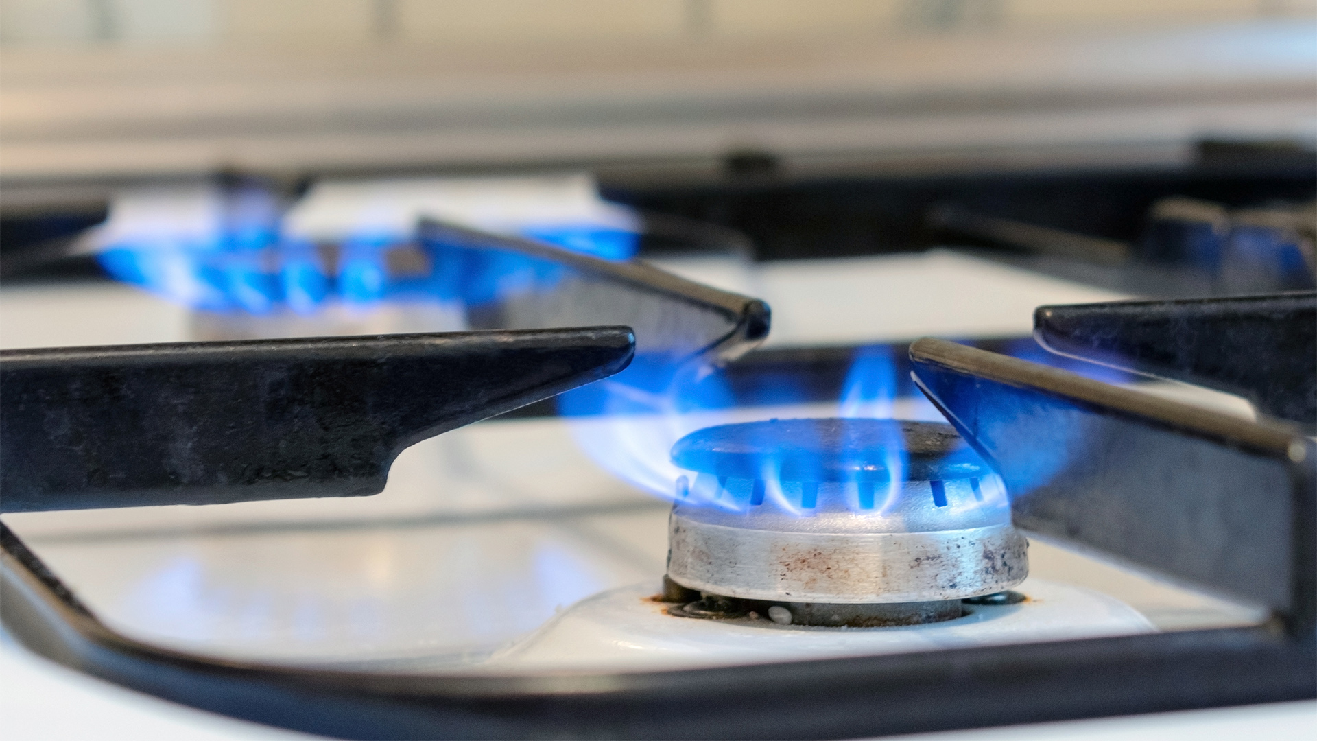 Panelas com cozinhar alimentos na cozinha no fogão a gás